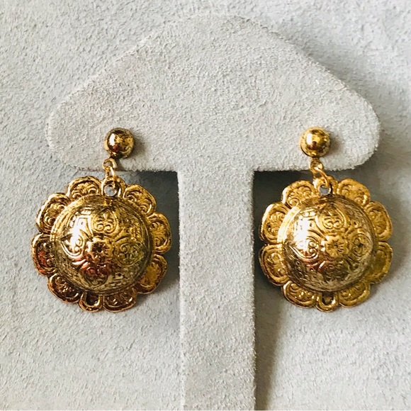 Vintage 80’s Gold Tone Mandala Dome Flower Post 1in Earrings - Picture 7 of 11